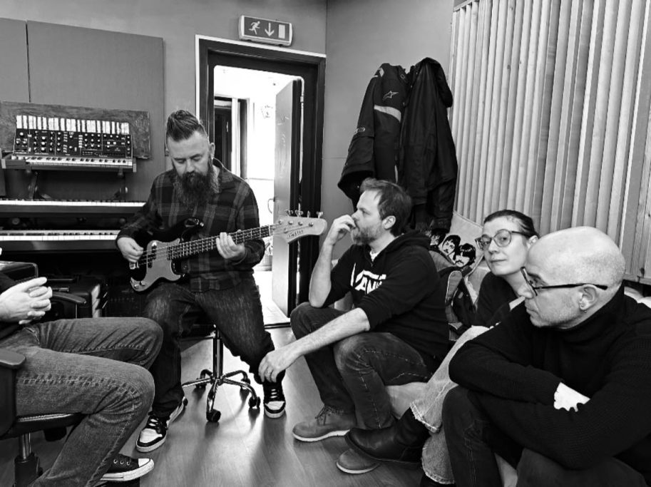 La band al completo in studio di registrazione durante le registrazioni del brano Mente Infiorita.