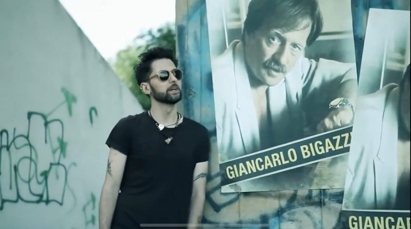 Omaggio a Giancarlo Bigazzi in Inutilmente Utile Omaggio a Giancarlo Bigazzi nel videoclip Inutilmente Utile di Sirio Martelli