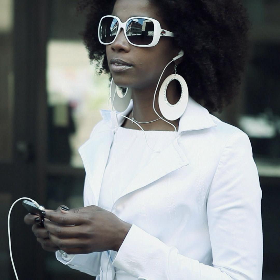 Ragazza in vestito bianco nel video musicale di 'Inutilmente utile' di Sirio Martelli
